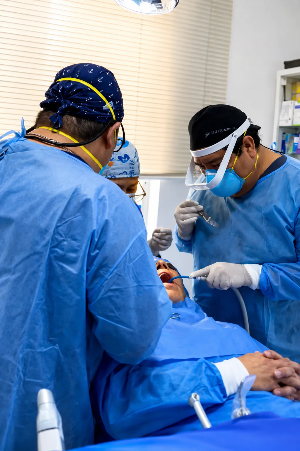 Equipo de especialistas realizando un procedimiento odontológico