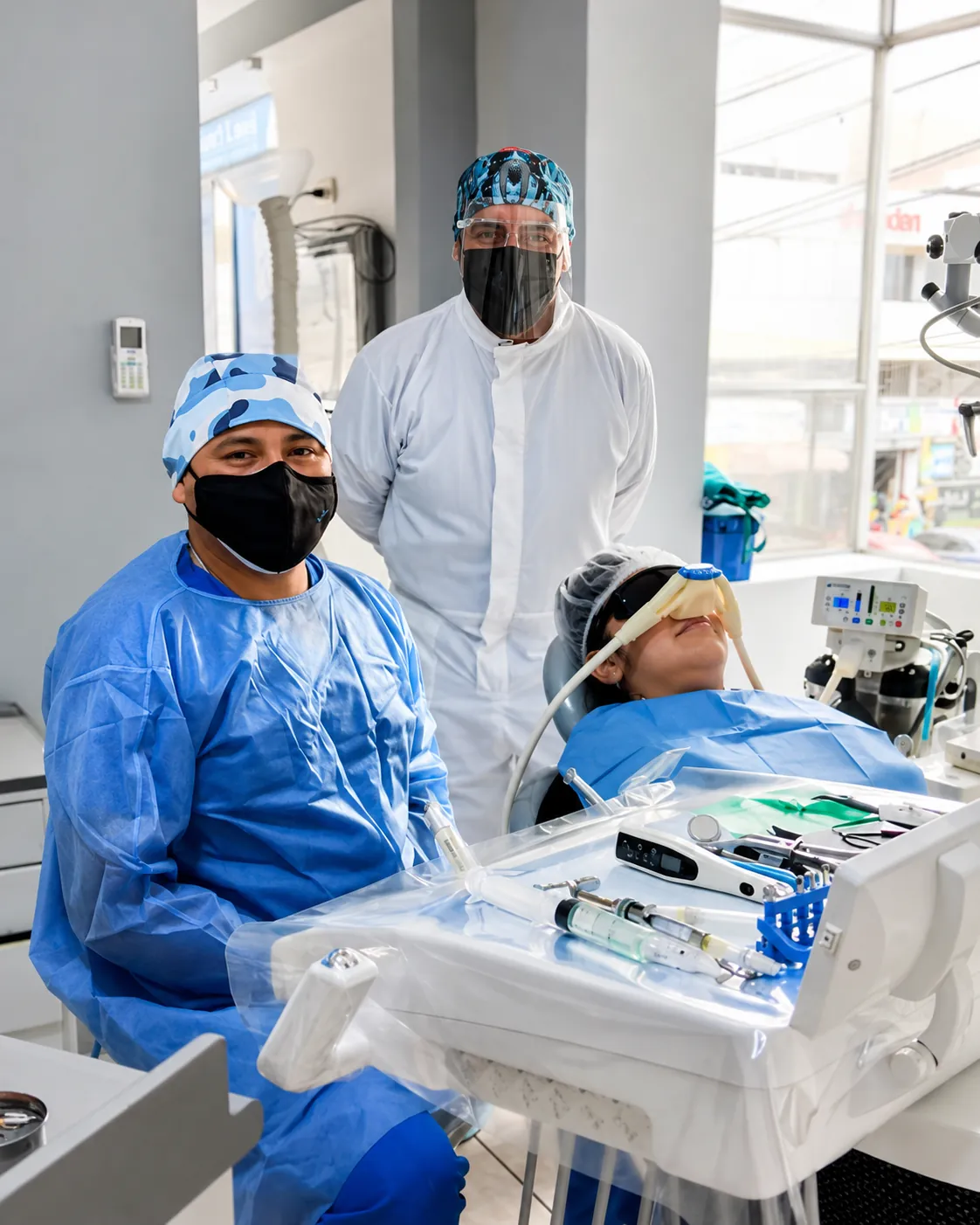 Especialista dental atendiendo a un paciente en clínica moderna